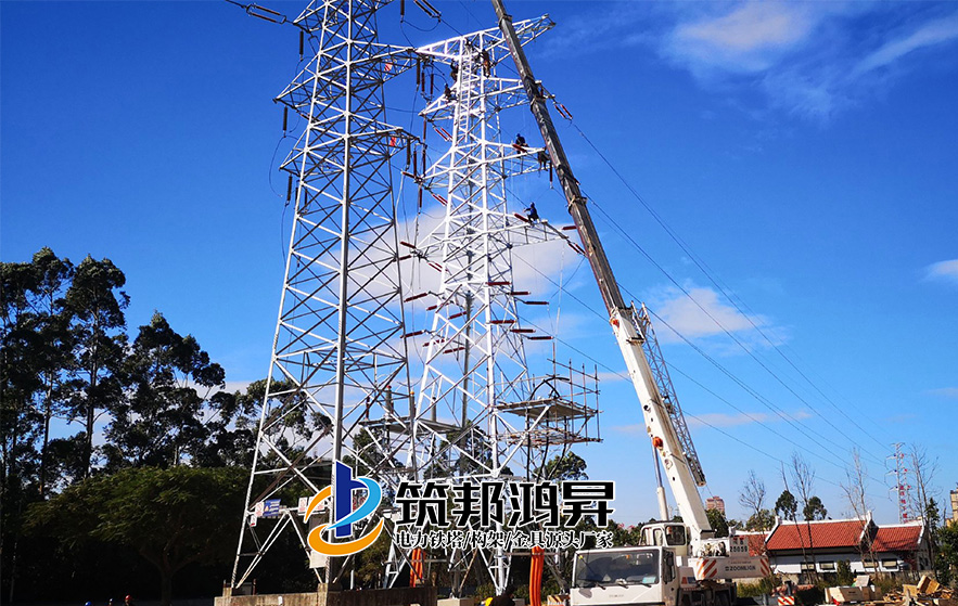 電力鐵塔桿塔安裝施工現(xiàn)場