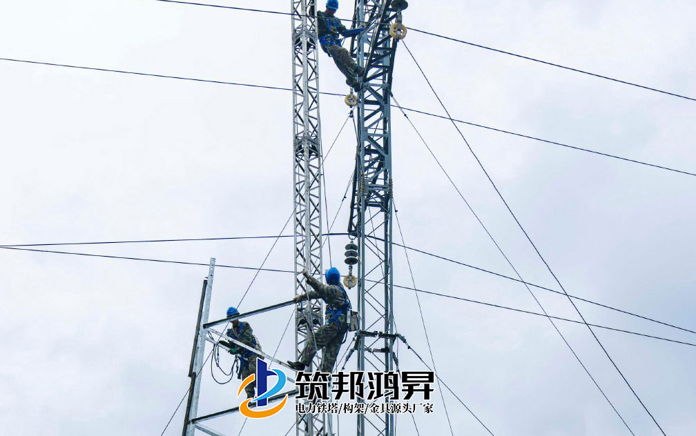 電力鐵塔桿塔安裝施工現(xiàn)場