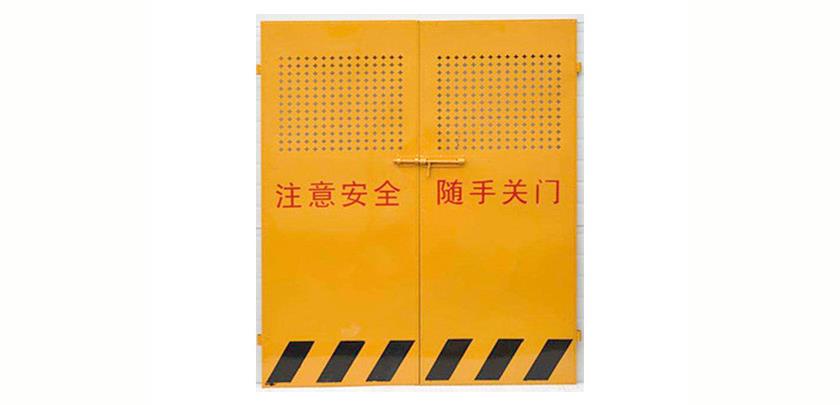 為什么施工電梯防護門是黃色的？